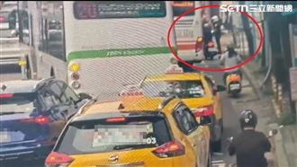 不滿公車司機靠站載客　機車騎士肉身擋道