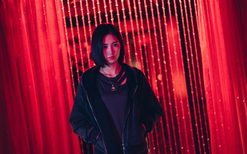 雷嘉汭解鎖動作戲夢想,神祕女清道夫帥氣登場。(圖/Netflix提供)