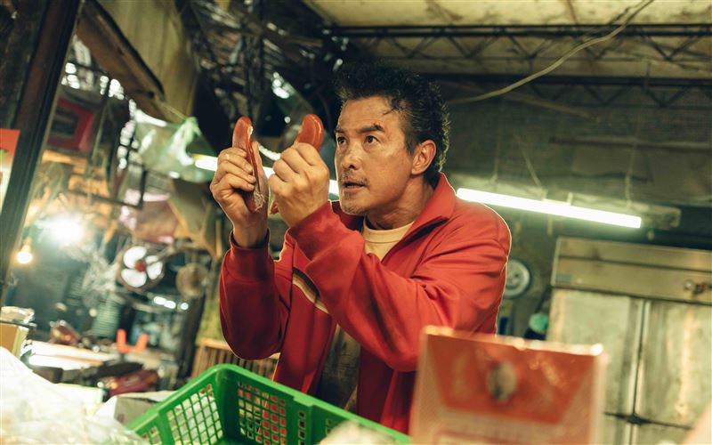 李銘順詮釋中年魯蛇黑道。(圖/Netflix提供)