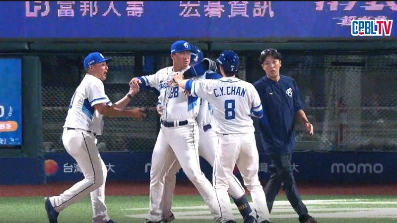 壞球判好球不忍了？　高國輝火大衝場抗議
