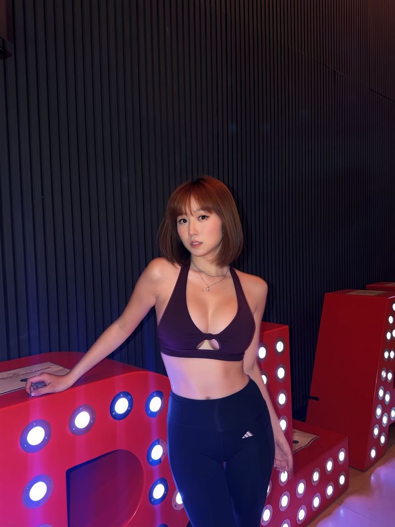 斐棋身穿豹紋緊短版深V上衣練舞側拍相當犯規。(圖/翻攝自IG @feichi1124)