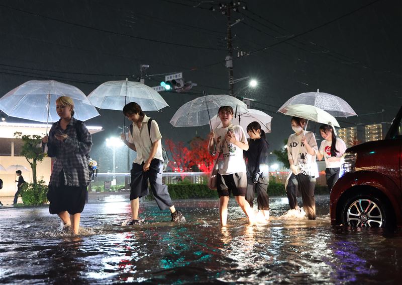 前所未有的強降雨襲擊千葉縣,日本氣象廳發布暴雨特別預警。(圖/美聯社/達志影像)