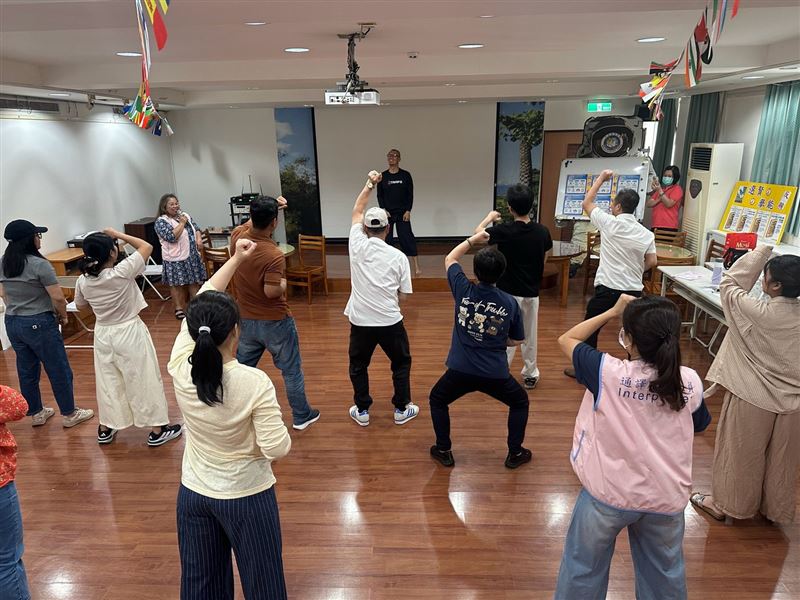學員體驗古泰拳察亞基本動作要領情形。(圖/移民署提供)