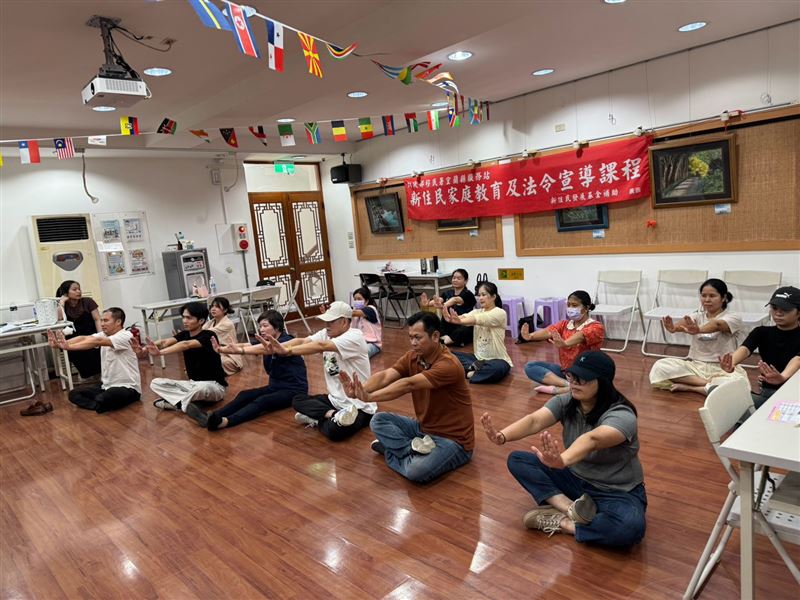 學員體驗印尼拳「班卡西拉」的呼吸練習。(圖/移民署提供)