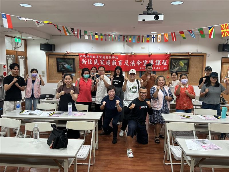 家庭教育及法令宣導課程講師與全體學員大合照。(圖/移民署提供)