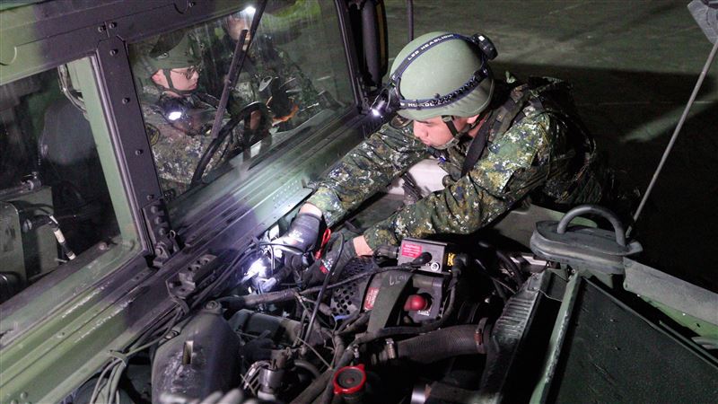第三作戰區復仇者飛彈車野戰搶修演練。(圖/軍聞社提供)