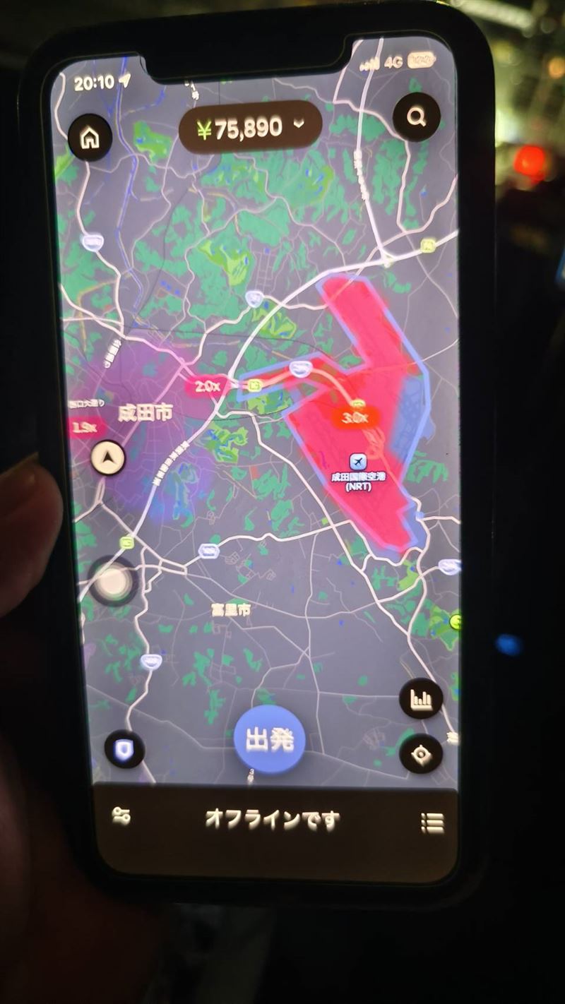 一邊行車,Uber司機也秀出叫車系統顯示,整個成田機場「一片紅通通」表示轎車的人超級多,很少這麼晚了還有這麼多人叫車,司機還預言「這雨勢,估計今天都無法通車了」,且距離許晶晶叫車後約30多分鐘,價格已經從原本3.5萬日圓翻到7萬多日圓了(圖/許晶晶提供)