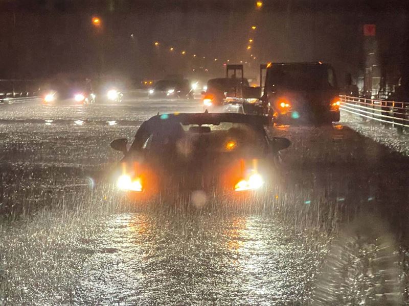 千葉暴雨,許多車輛受困大水中。前主播、資深媒體人許晶晶恰巧抵達日本,原本開心展開家庭旅遊,沒想到一下飛機就碰上這場「極端暴雨」(圖/許晶晶提供)