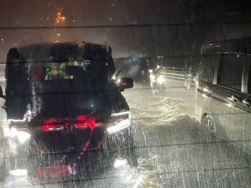 千葉豪雨增至13死，約2700輛泡水車成路障。（圖／許晶晶提供）