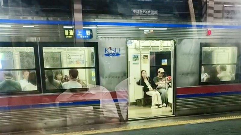 如果當下再晚一步決定,後果恐怕完全不同。原本與許晶晶一同搭乘列車的旅客人數眾多,「兩個月台的列車上加起來起碼上百人吧,車廂都是滿的、月台上也都是乘客、還有相關站務人員...」也讓她忍不住擔心,這些人後來不知道是否有放棄等待、脫困了沒。(圖/許晶晶提供)