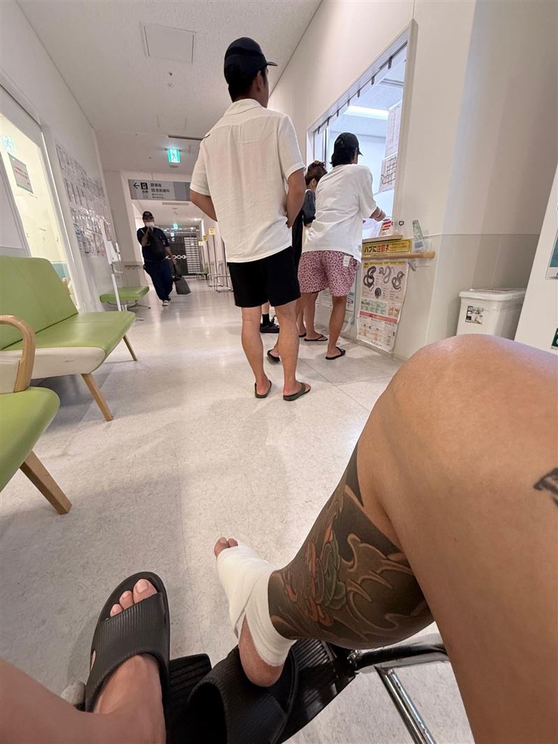 瘦子石垣島度假出意外!「坐輪椅1個月」休養 月底恐坐著開唱