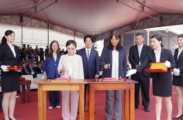 海洋基礎資料調查船下水,畫家陳澄波先生的孫女陳麗涓女士,與貴賓共同完成擲瓶儀式,正式為兩艘調查船命名。(圖/國海院提供)