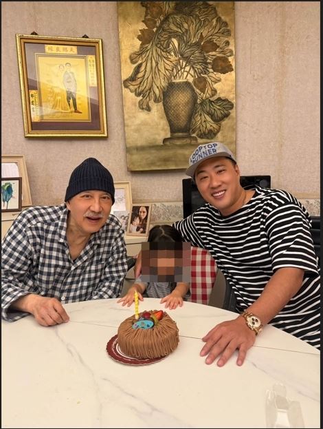 余祥銓曬出父親節跟爸爸合照,余天看來消瘦不少。(圖/翻攝自臉書)