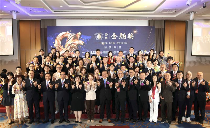 品牌金舶獎33位得獎企業和商總理事長許舒博(中)、國發會副主任委員彭立沛(右八)、經濟部主任秘書莊銘池(右七)、僑務委員會副委員長李姸慧(左七)等貴賓一同合影留念。(圖/中華民國全國商業總會提供)