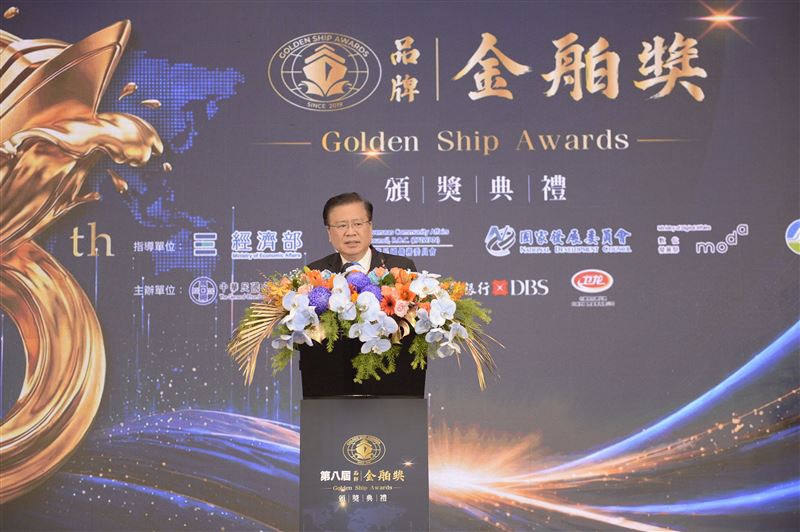 全國商業總會理事長許舒博於金舶獎頒獎典禮致詞,勉勵台灣企業持續勇敢走出台灣、拓展國際市場,以創新實力與品牌競爭力站上世界舞台,為台灣產業爭光。(圖/中華民國全國商業總會提供)