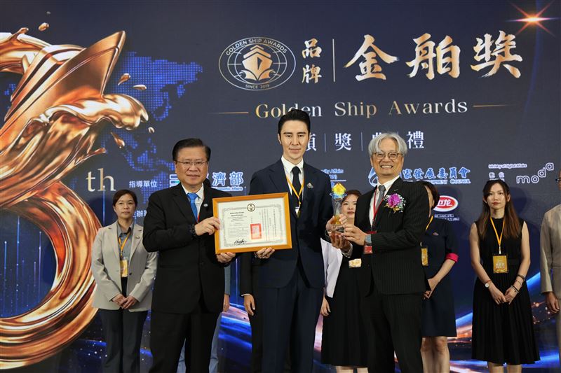 得獎品牌「CSEmart」正成貿易股份有限公司副總經理丘紘豪(中)接受表揚。(圖/中華民國全國商業總會提供)
