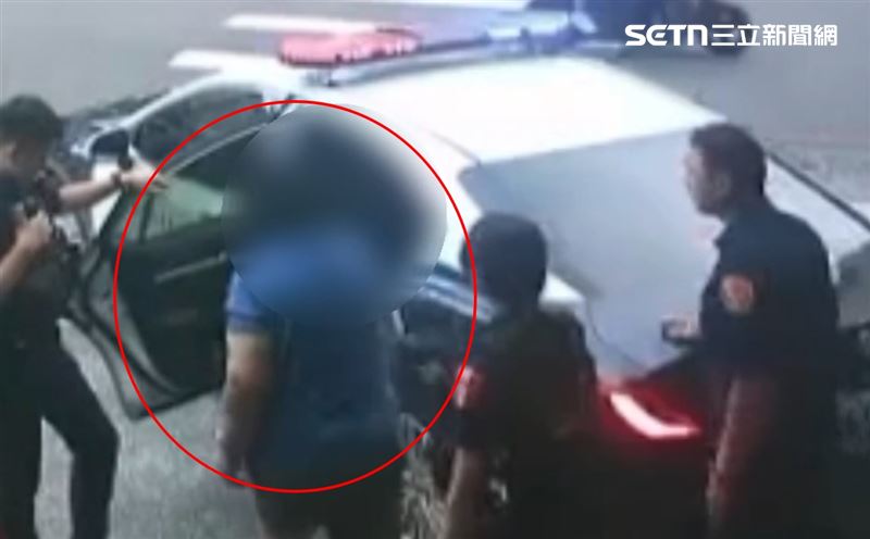 身材魁梧的55歲劉姓女子不明原因突然情緒失控,出拳重擊救護人員左胸受傷,警方獲報到場,意外揭露其通緝犯身份。(圖/翻攝畫面)