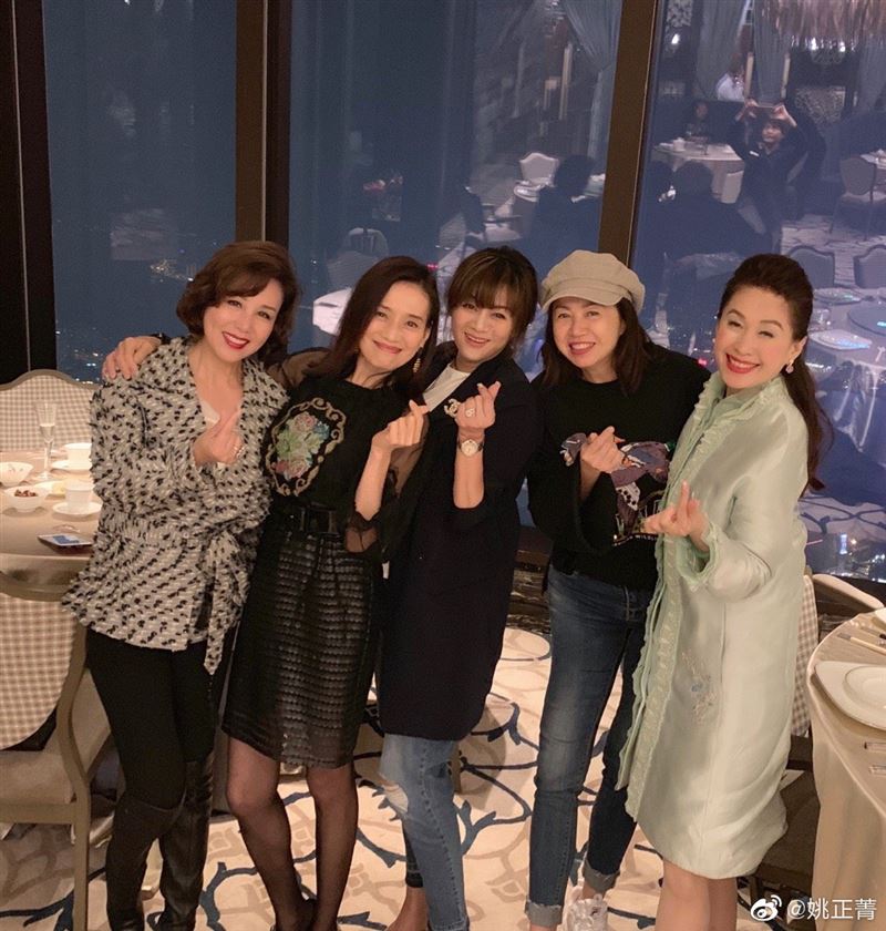 香港女星姚正菁(圖右3)曾是天王郭富城女友提及當年和郭富城分手原因。(圖/翻攝自微博 @YiuChingChing)