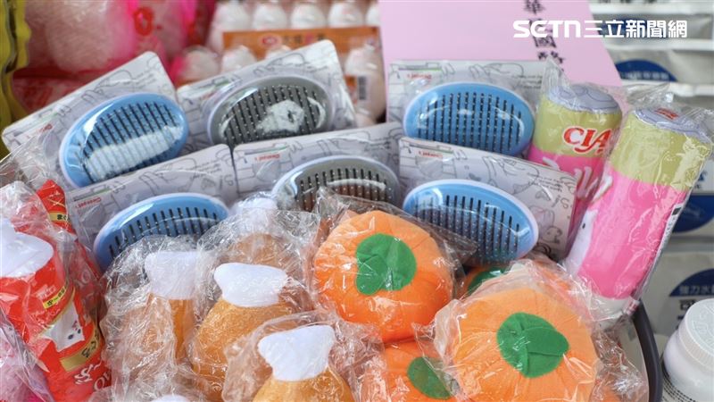 刷毛器、玩具玲琅滿目。（圖／翻攝畫面）