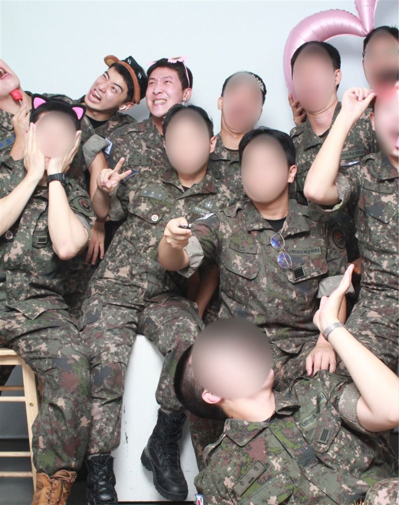 車銀優與軍中同梯一起玩拍貼機,做出搞怪表情。(圖/翻攝自X平台 @ChaEunwooINTL)