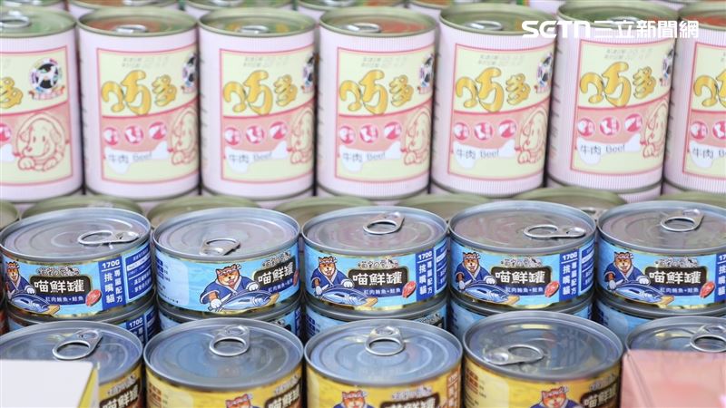 供品中有專為貓狗準備的罐頭。（圖／翻攝畫面）
