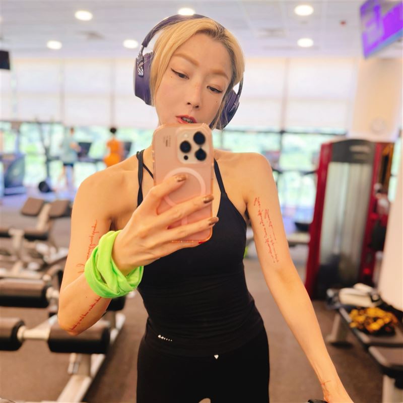 鄭秀文勤於健身,非常自律。(圖/翻攝自IG @sammi_chengsauman)