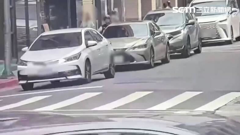 北市陳婦突開車門下車,邱男機車因閃避不及追撞倒地。(圖/翻攝畫面)