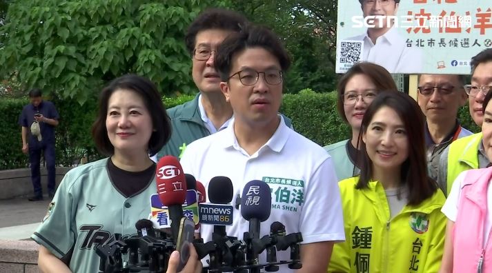 沈伯洋今天一早到天母運動公園掃街拜票，接受媒體聯訪（圖／翻攝畫面）