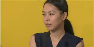 金珉禧身穿藍色套裝亮相，產後狀態看起來相當自然。(圖／翻攝自Youtube）