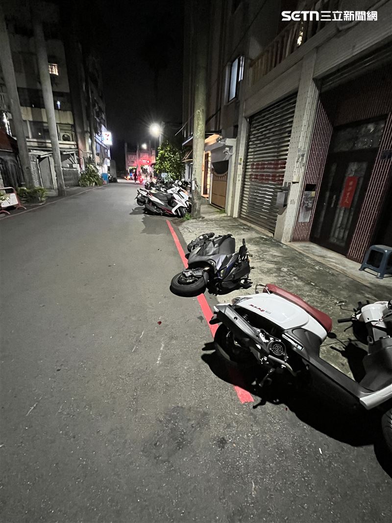 台中市深夜發生毒駕拒捕逃竄車禍,一共造成2人受傷、4部機車受損。(圖/翻攝畫面)