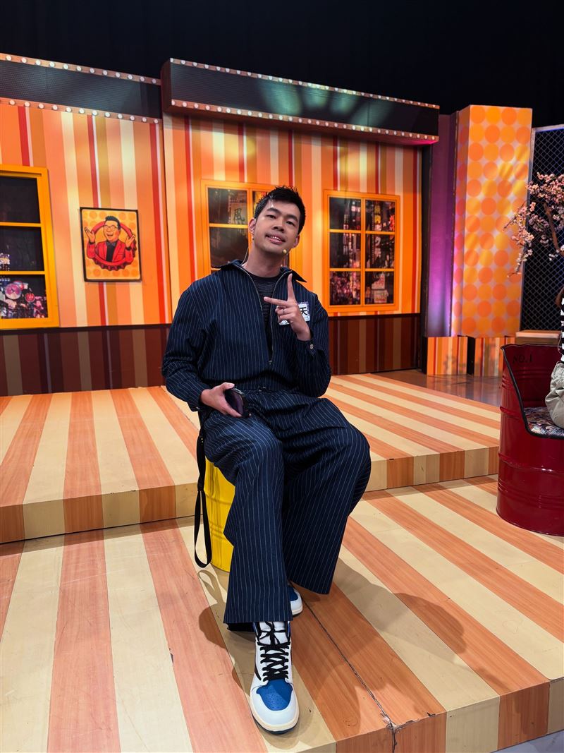 陳大天去年爆出閃兵爭議,近日幫父親一起賣菜脯(圖/翻攝自IG @danielchen413)