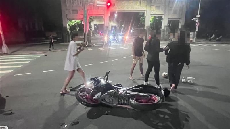 台中市深夜發生毒駕拒捕逃竄車禍,一共造成2人受傷、4部機車受損。(圖/o_fu1205授權提供)