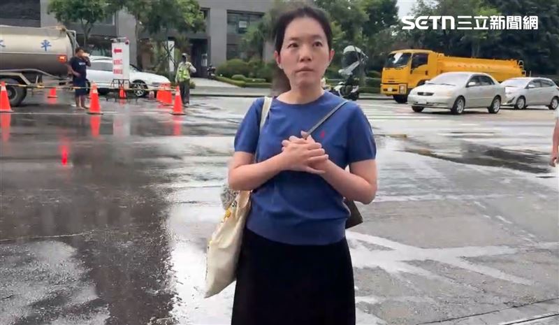 面對記者詢問,她不但沒有閃躲,聽不清楚問題時還主動湊近,有問必答。(圖/翻攝畫面)