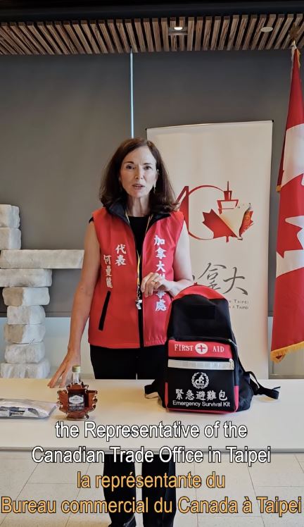 加拿大駐台代表何曼麗(Marie-Louise Hannan)分享她的「緊急避難包」必備清單。(圖/翻攝自加拿大駐台辦事處臉書)