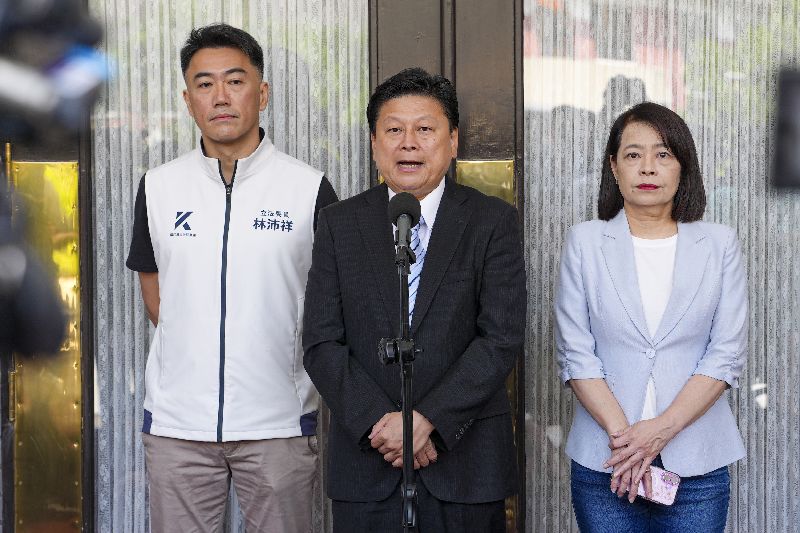 國民黨團書記長許宇甄(右)表示,呼籲賴總統邀集朝野展開對話協商,優先處理憲政爭議。左為林沛祥、傅崐萁