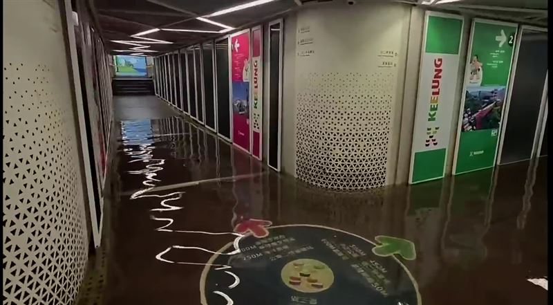 市府指出,因台電外線管路受損,造成供電異常,使地下道抽水設備無法正常運轉,才發生積水情事,預計中午可完成排除。(圖/翻攝畫面)