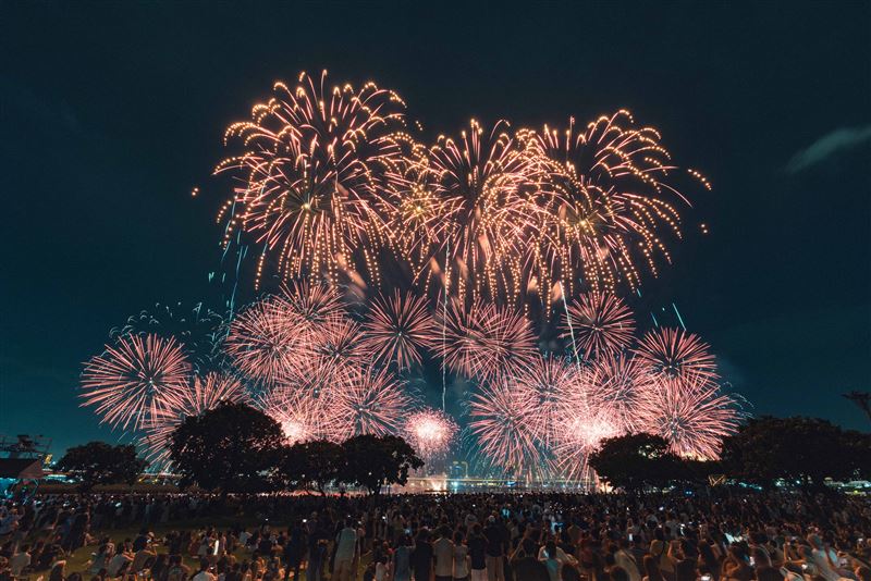 「2026大稻埕夏日節」8月15日壓軸場將有無人機燈光展演、8分鐘主題煙火及精彩舞台演出。(圖/臺北市觀傳局提供)