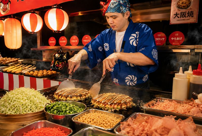 選擇「屋台煙火假期」的房客，入住當晚可以前往一樓栢麗廳品嚐「夏祭屋台」主題晚餐。（圖/台北晶華提供）