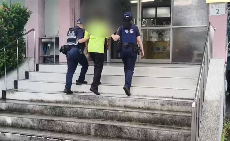 高雄市鼓山區哨船街民宅外,黃男因心情不好燃放煙火,波及附近民宅引發火勢,遭警方逮捕送辦。(圖/翻攝畫面)