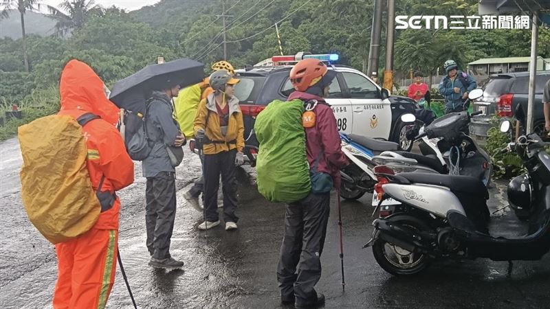 救難人員入口集結,尚未接觸到患者。(圖/翻攝畫面)