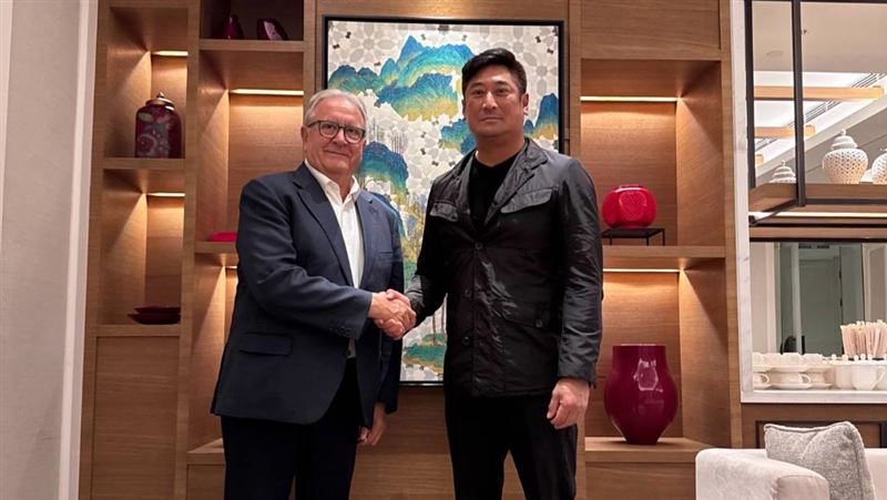 世界棒壘球總會會長法卡利(Riccardo Fraccari)和棒協理事長辜仲諒合影。(圖/中華民國棒球協會提供)