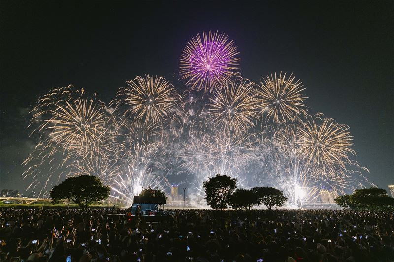 大稻埕夏日節以璀璨煙火吸引人們齊聚河畔,成為 Ping! 首次拓展線下活動、與大眾相遇的夏日場景。(圖/臺北市政府提供)