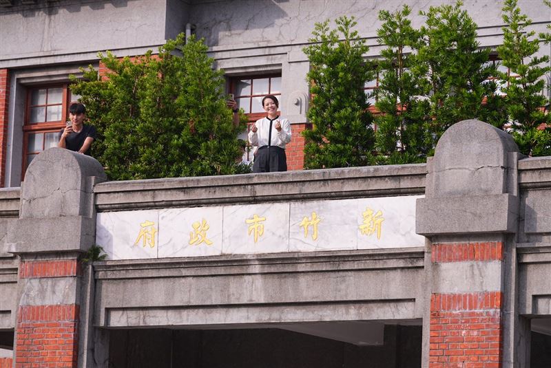高虹安趁開會空檔，站在辦公室2樓露台向民眾打招呼。（圖／翻攝畫面）