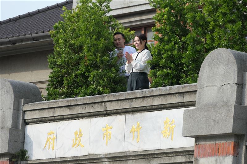 高虹安「站比神明高」，遭網友砲轟。（圖／翻攝畫面）