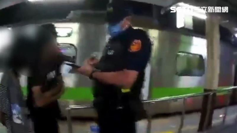 蔣男與許姓女友人在區間車聊天打鬧,讓人誤以為女方被性騷擾。(圖/翻攝畫面)