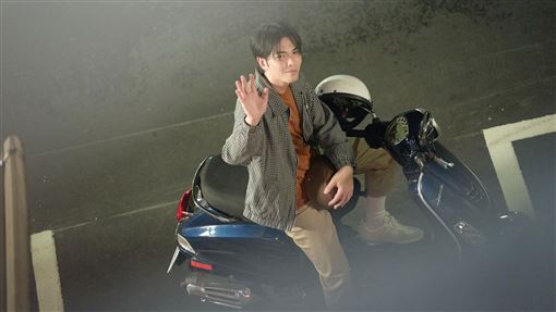 蕭敬騰騎機車被拍！後座辣妹竟不是老婆