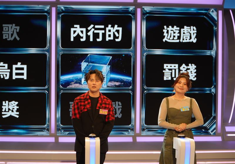 董仔(右)玩遊戲選題,想逆轉勝將「反盤」誤說成「反腹」。(圖/公視台語台提供)