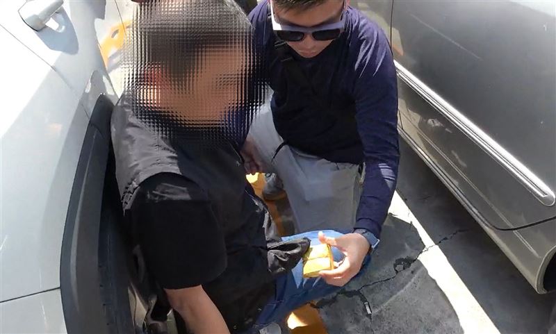 60歲葉姓藥腳正準備出門交易,被埋伏員警逮個正著。(圖/翻攝畫面)