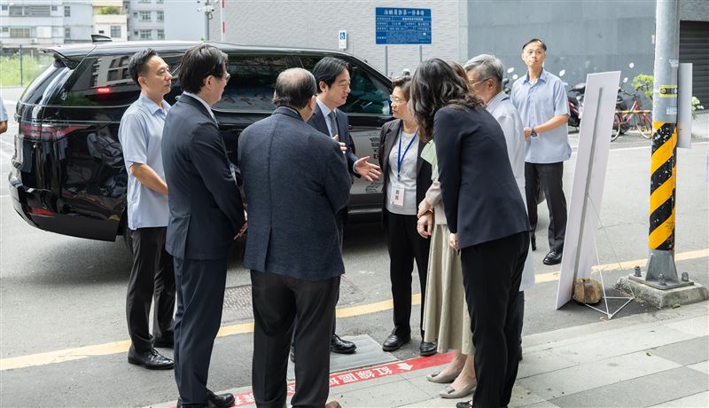 賴清德一下車就與王惠美熱絡交談(圖/總統府提供)
