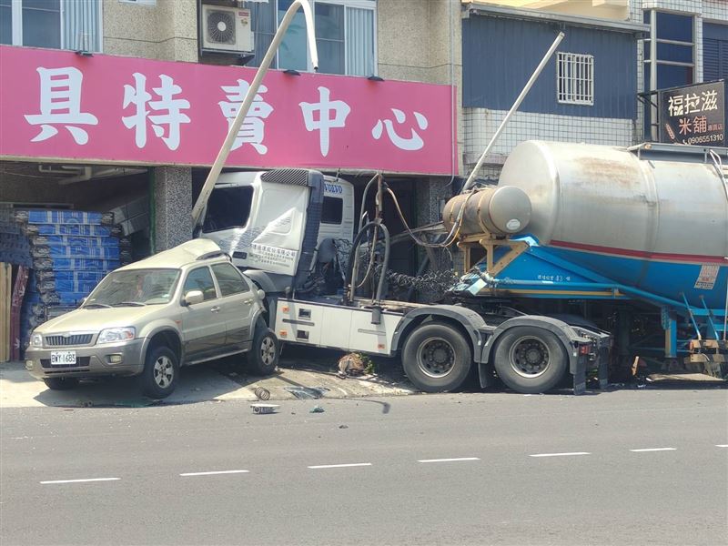 台東縣成功鎮發生驚險追撞事故,一台載滿水泥的大型槽車,不明原因突然失控暴衝,整台車撞進路旁的家具賣場。(圖/翻攝畫面)